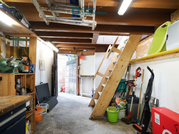 Werkstatt mit Treppe zur Terrasse 